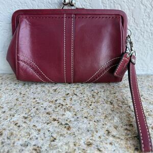 Vintage Coach SoHo Y2K Burgundy Red Leather Kisslock Wristlet hang tag & strap